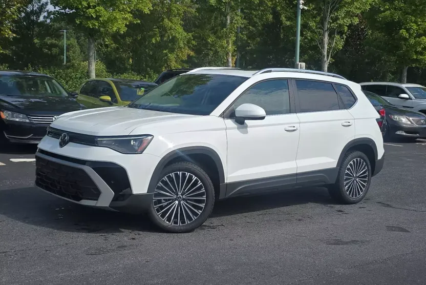 2025 Volkswagen Taos SE photo 1