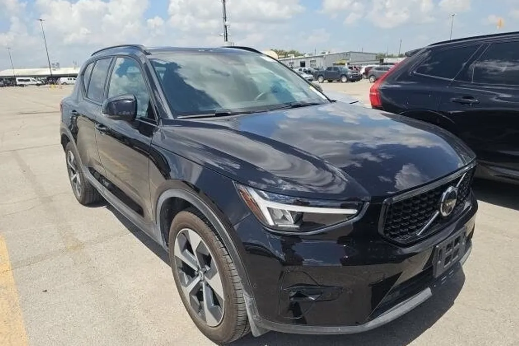 2025 Volvo XC40 Plus photo 1