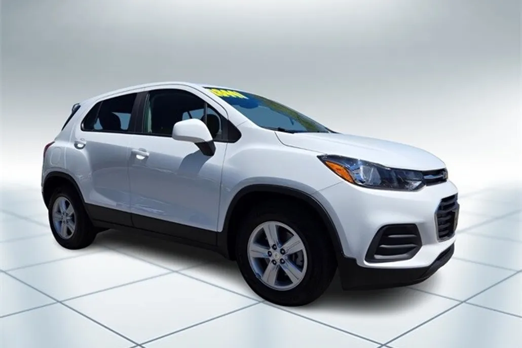 2022 Chevrolet Trax LS photo 1