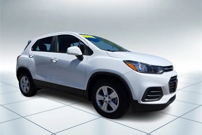 2022 Chevrolet Trax LS photo 1