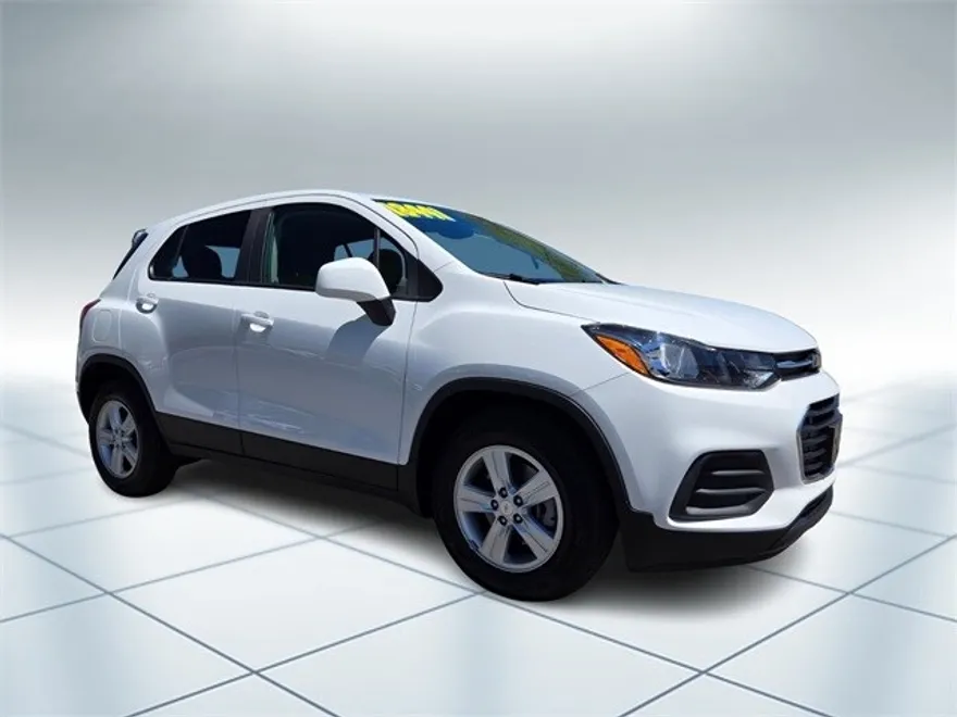 2022 Chevrolet Trax LS photo 1