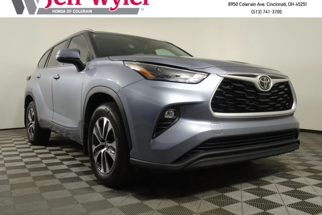 2023 Toyota Highlander XLE photo 1