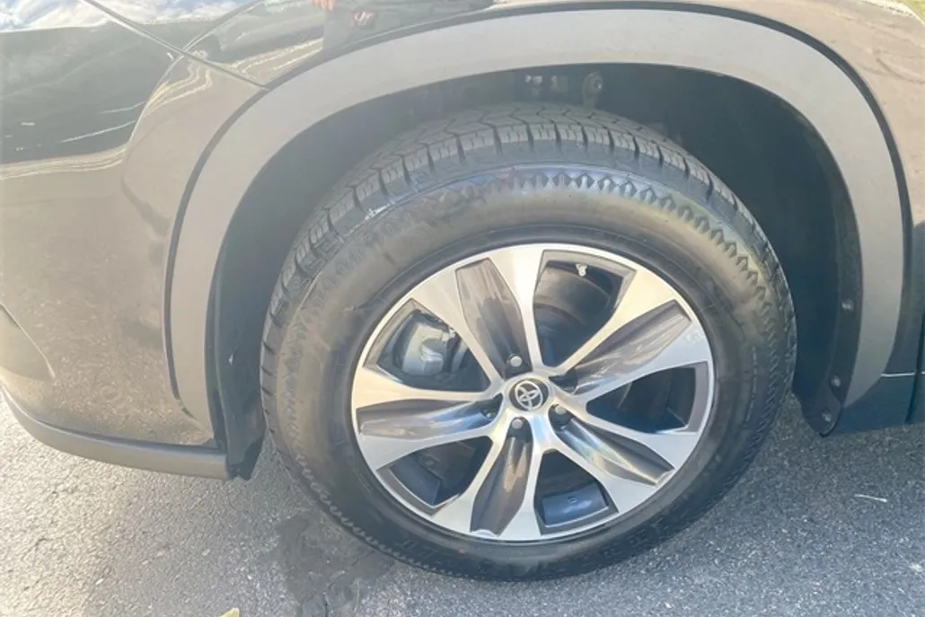 2023 Toyota Highlander XLE photo 1