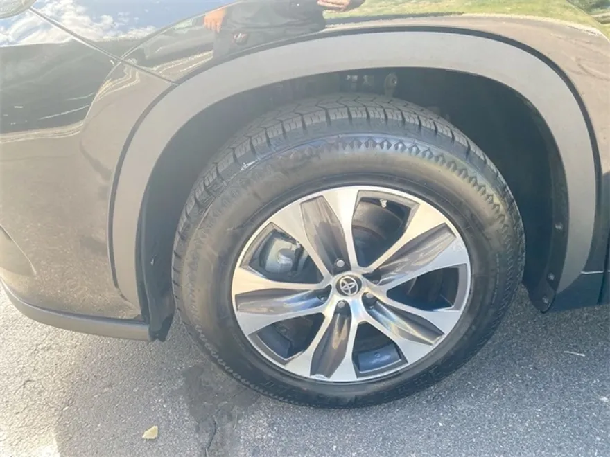 2023 Toyota Highlander XLE photo 1