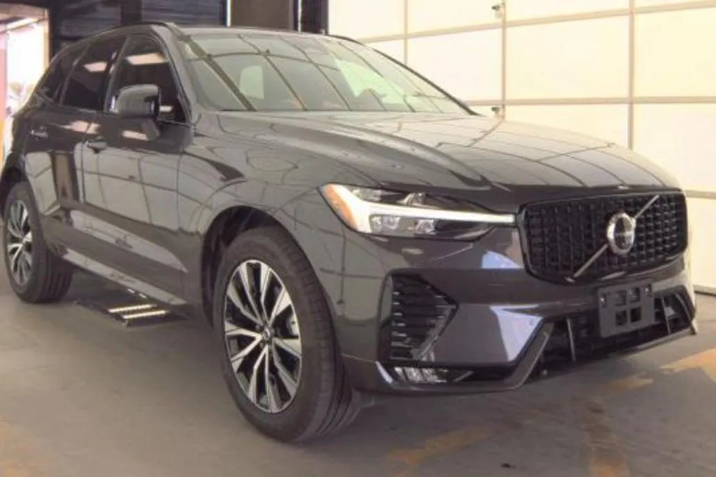 2025 Volvo XC60 Plus photo 1