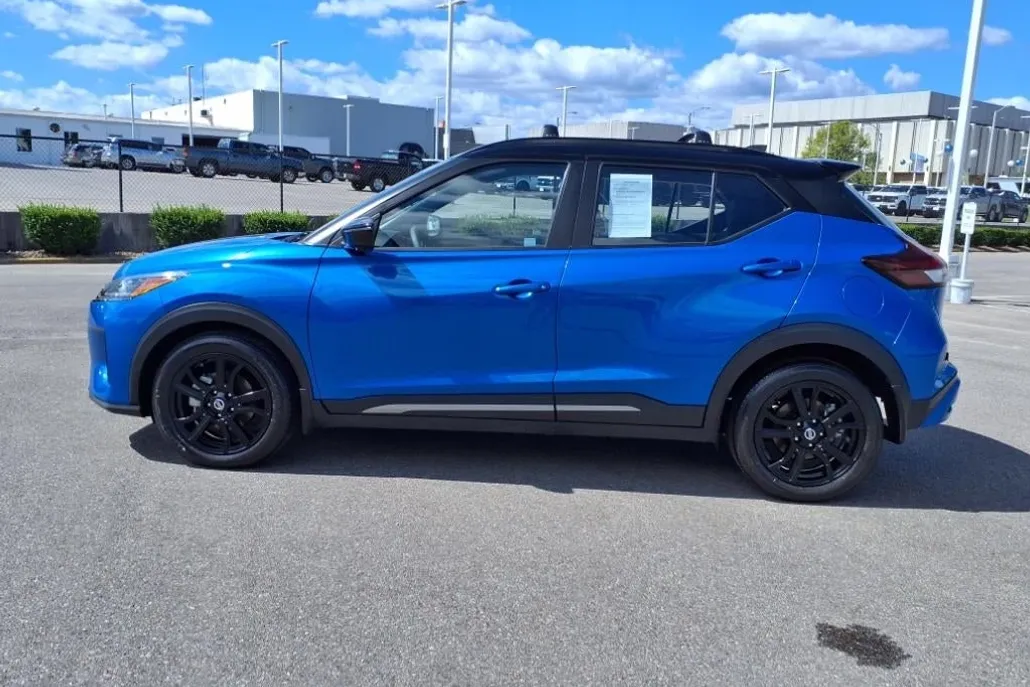 2021 Nissan Kicks SR photo 1