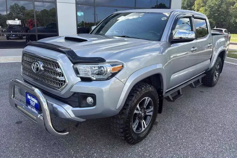 2017 Toyota Tacoma TRD Sport photo 1