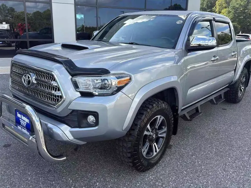 2017 Toyota Tacoma TRD Sport photo 1