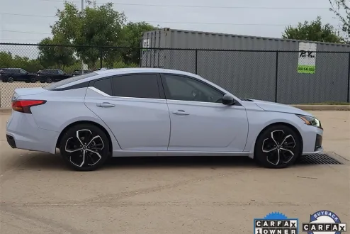 2023 Nissan Altima 2.5 SR photo 2