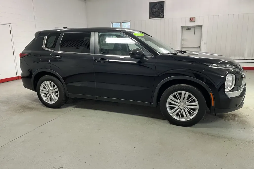 2022 Mitsubishi Outlander ES photo 1