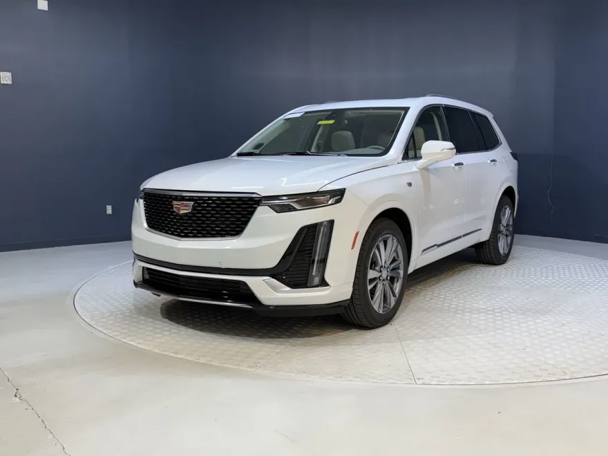 2025 Cadillac XT4 Premium Luxury photo 1