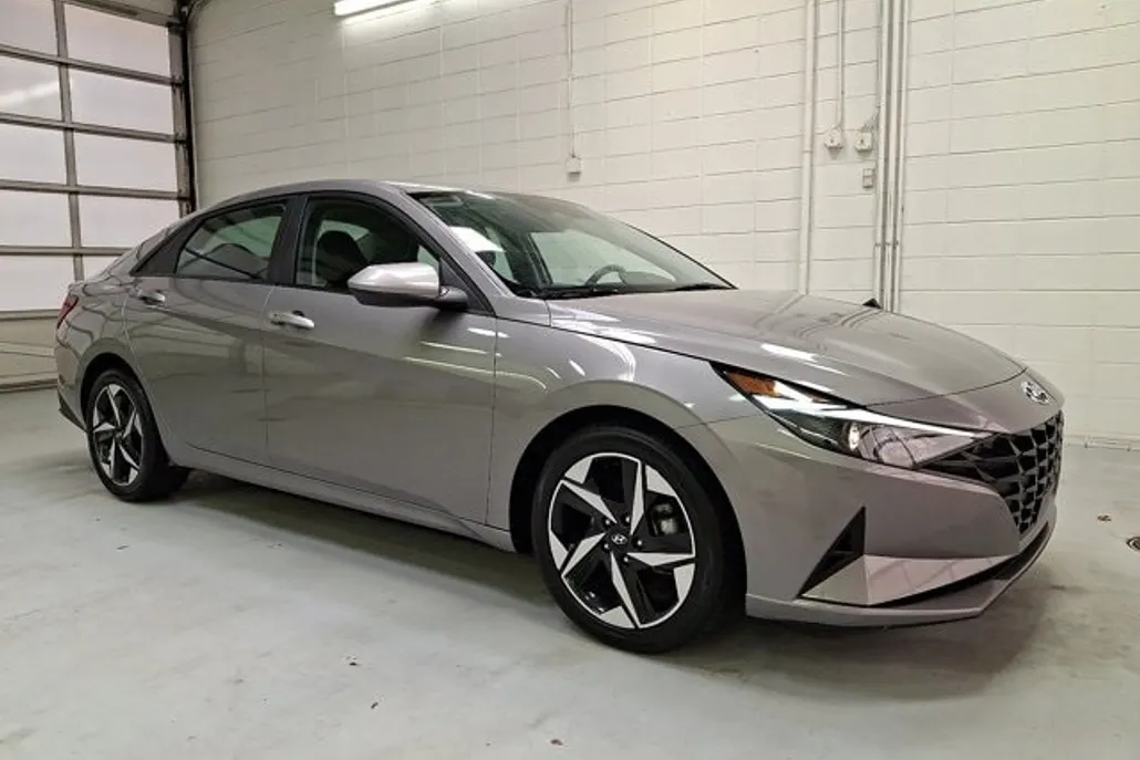 2023 Hyundai Elantra SEL photo 1
