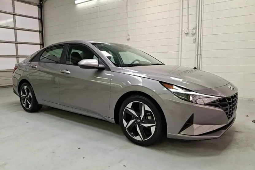 2023 Hyundai Elantra SEL photo 1