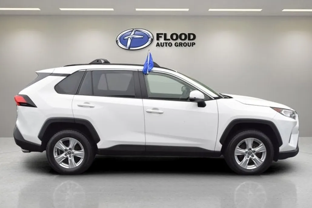 2021 Toyota RAV4 XLE photo 1