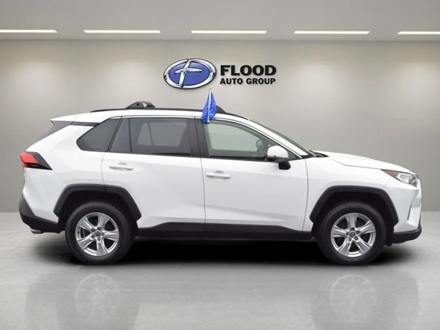 2021 Toyota RAV4 XLE photo 1