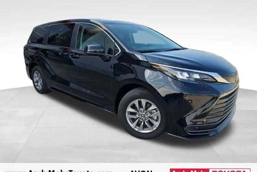 2024 Toyota Sienna LE photo 1