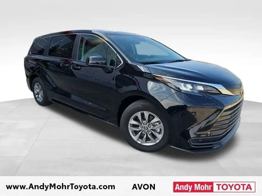 2024 Toyota Sienna LE photo 1