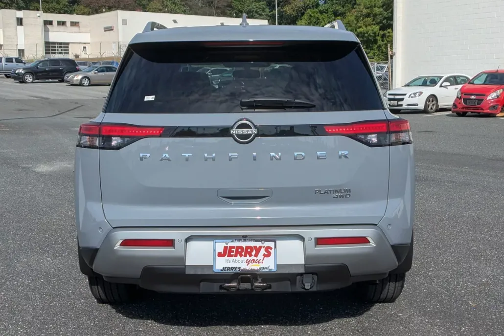 2022 Nissan Pathfinder Platinum photo 1