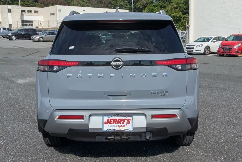 2022 Nissan Pathfinder Platinum photo 1