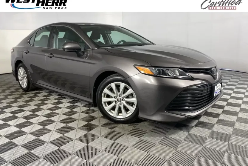 2020 Toyota Camry LE photo 1