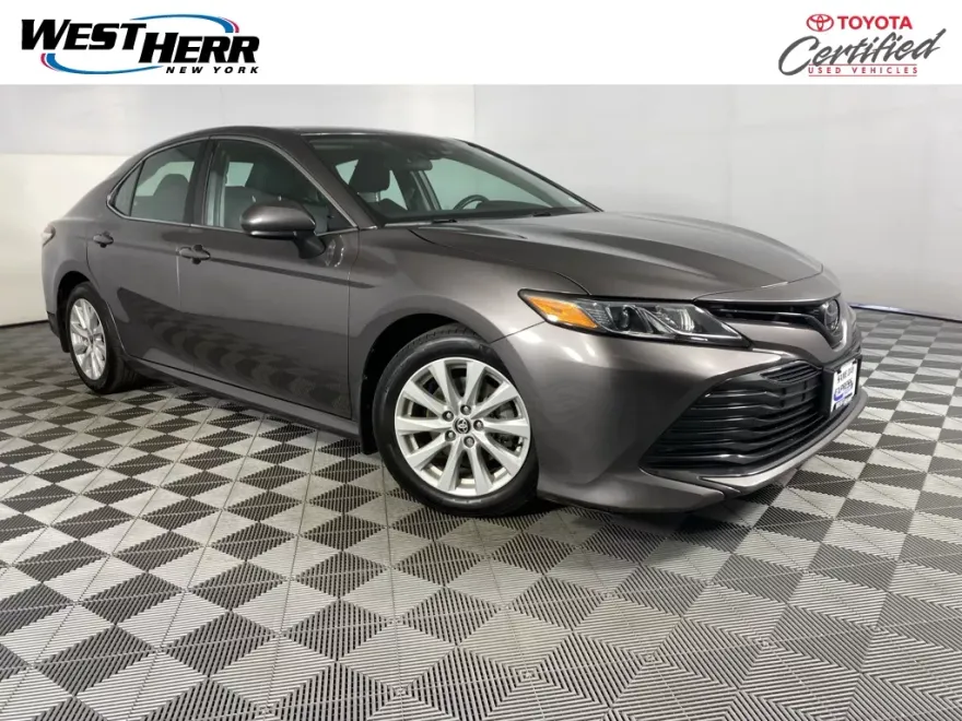 2020 Toyota Camry LE photo 1
