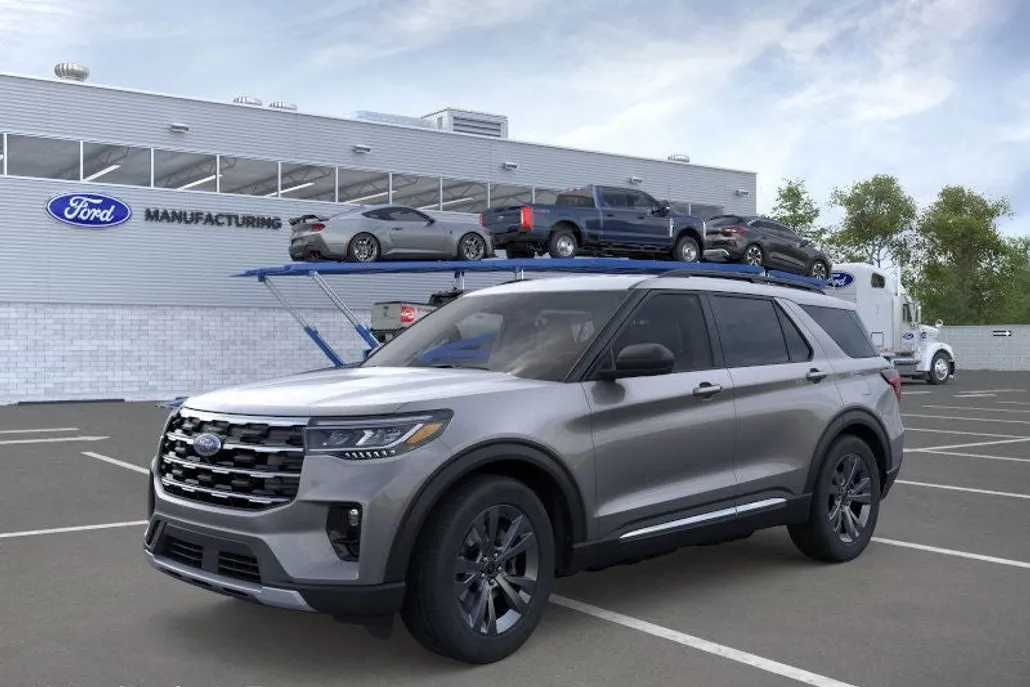 2025 Ford Explorer photo 1