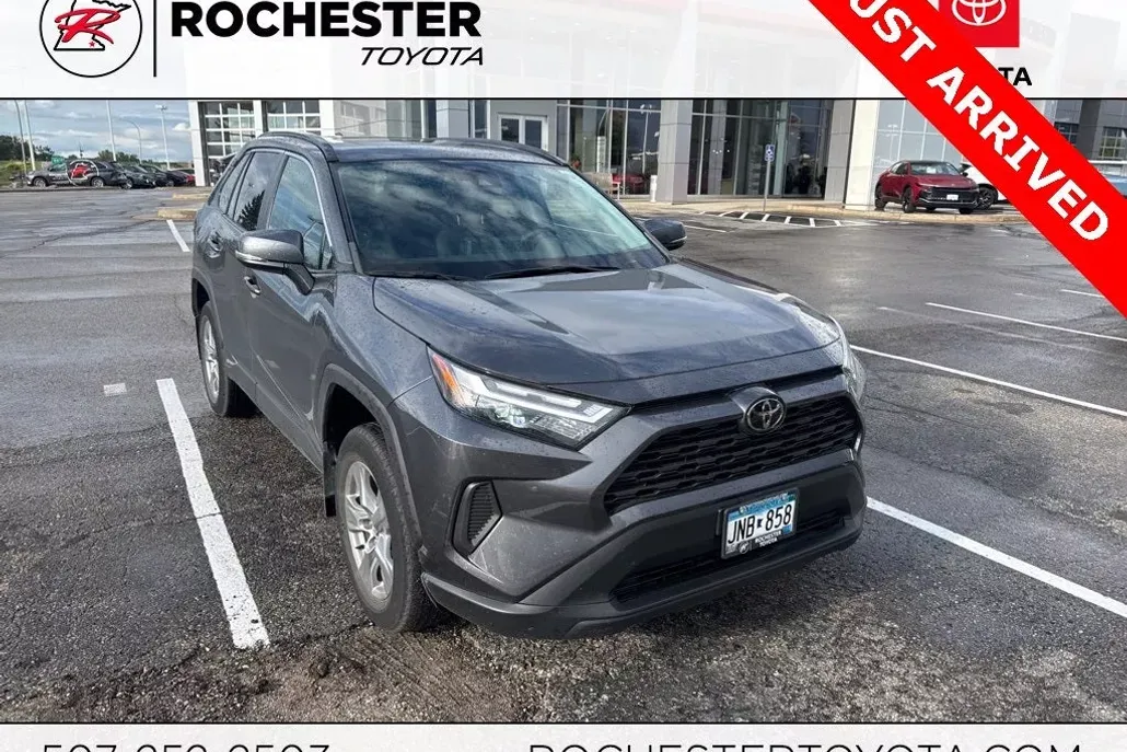 2022 Toyota RAV4 XLE photo 1