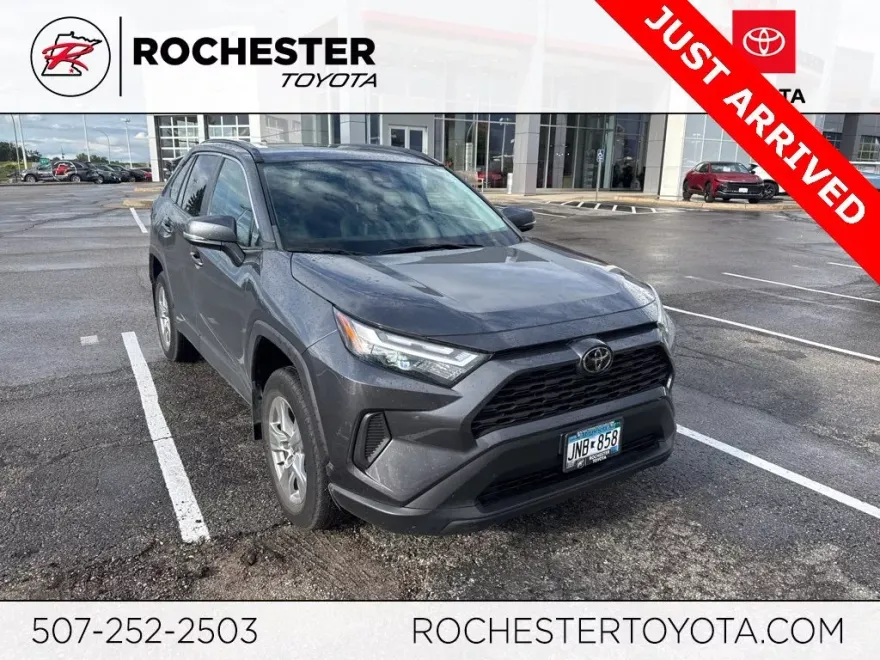 2022 Toyota RAV4 XLE photo 1