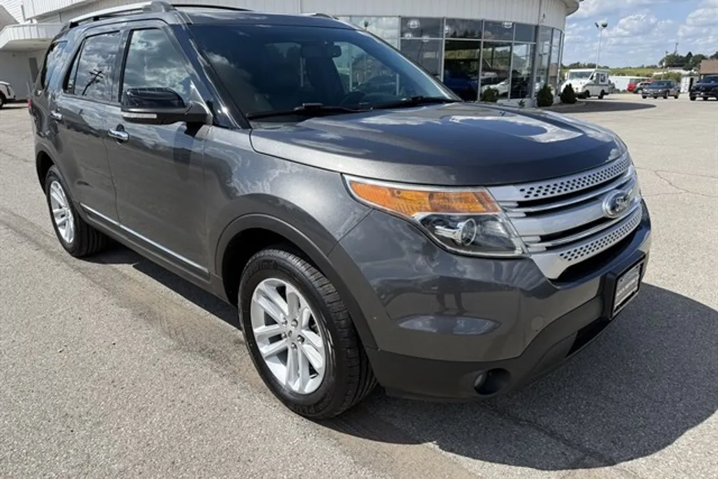 2015 Ford Explorer XLT photo 1