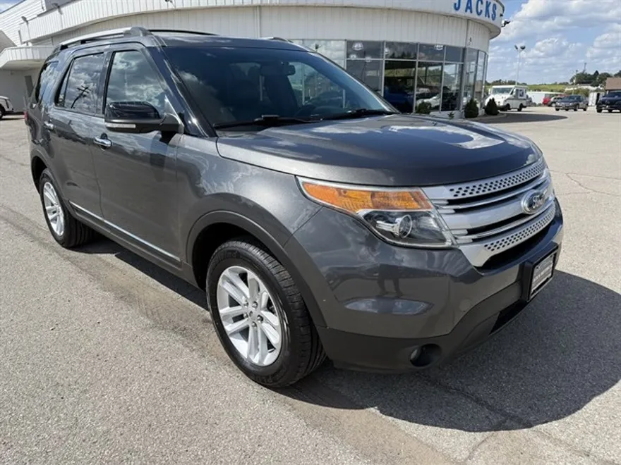 2015 Ford Explorer XLT photo 1