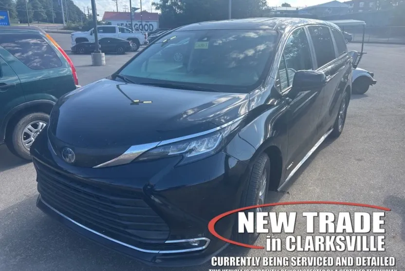 2021 Toyota Sienna XLE photo 1