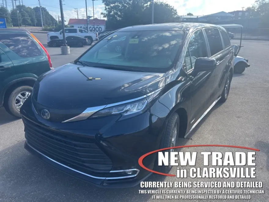 2021 Toyota Sienna XLE photo 1