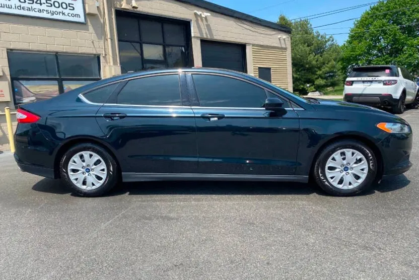 2014 Ford Fusion S photo 1