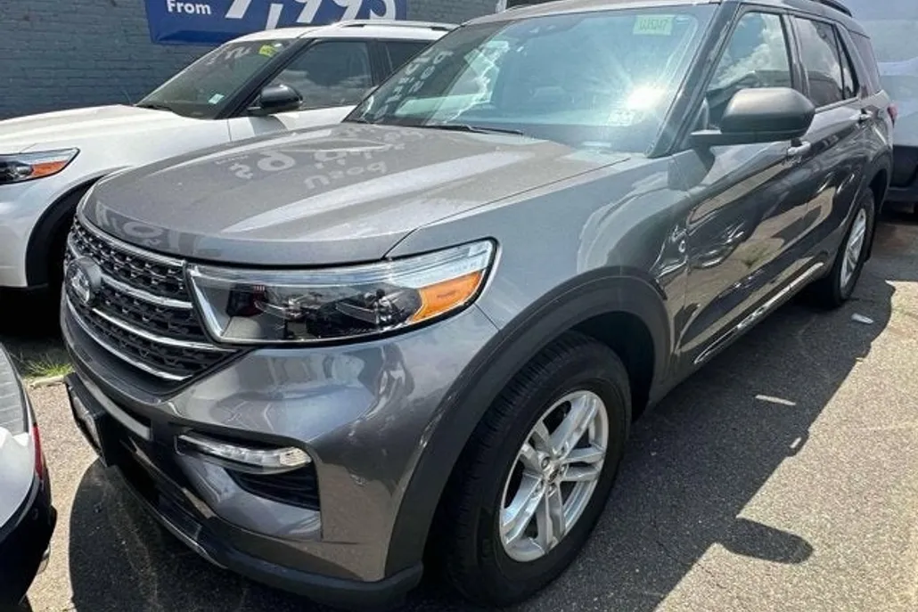 2022 Ford Explorer XLT photo 1