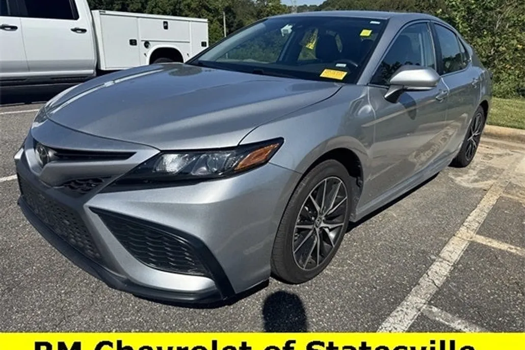 2024 Toyota Camry SE photo 1