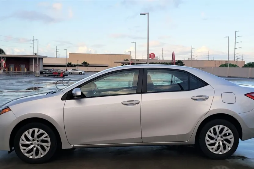 2018 Toyota Corolla LE photo 1