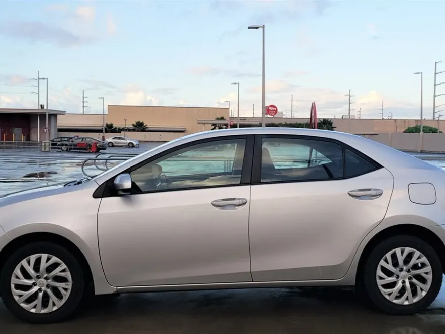 2018 Toyota Corolla LE photo 1