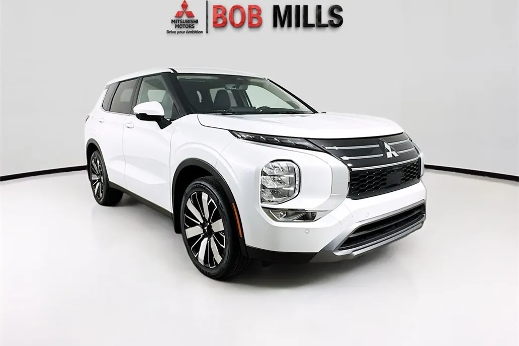 2025 Mitsubishi Outlander SE photo 1