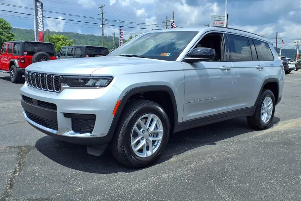 2025 Jeep Grand Cherokee Laredo photo 1
