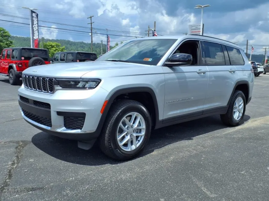 2025 Jeep Grand Cherokee Laredo photo 1