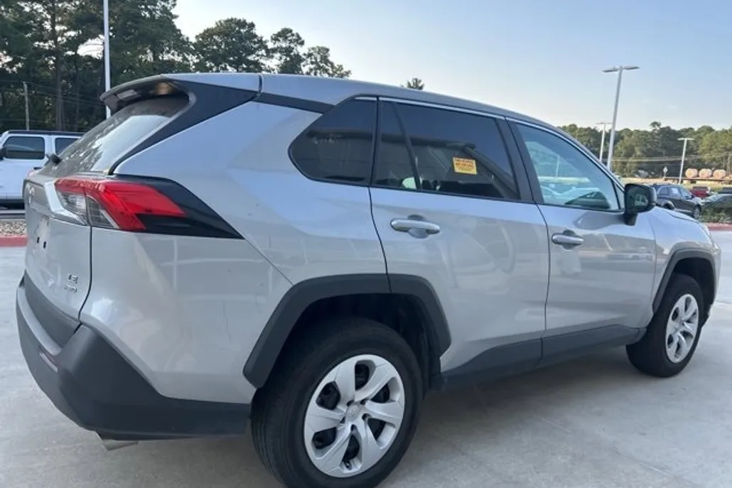 2024 Toyota RAV4 LE photo 1