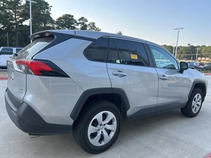 2024 Toyota RAV4 LE photo 1