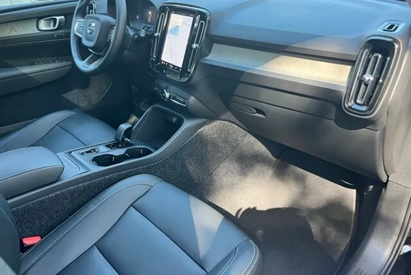 2025 Volvo XC40 Core photo 1