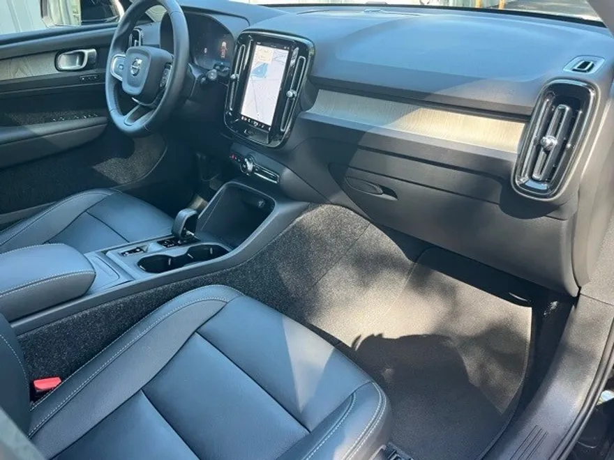 2025 Volvo XC40 Core photo 1