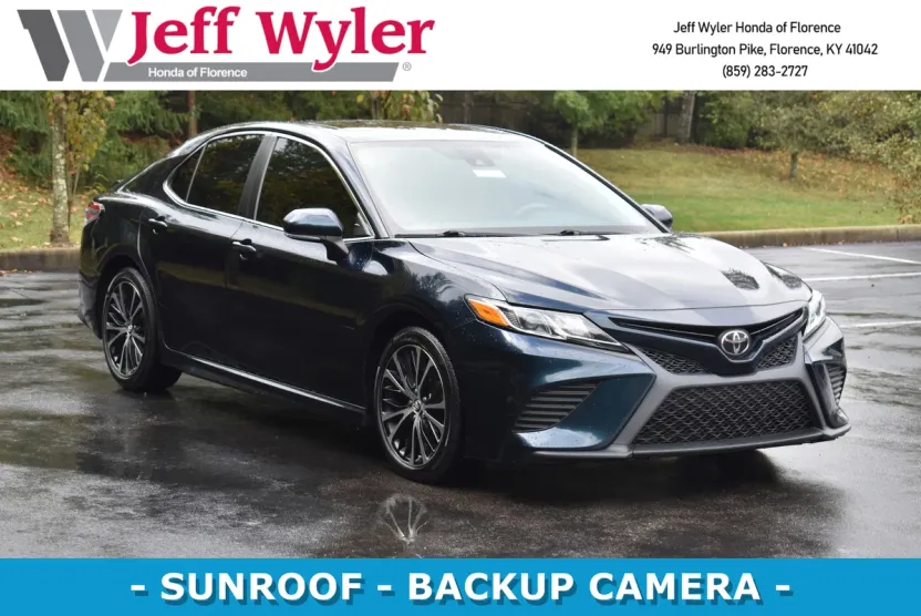 2018 Toyota Camry SE photo 1