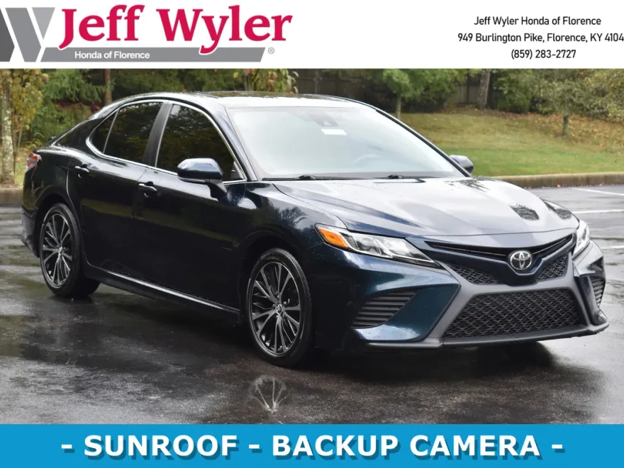 2018 Toyota Camry SE photo 1