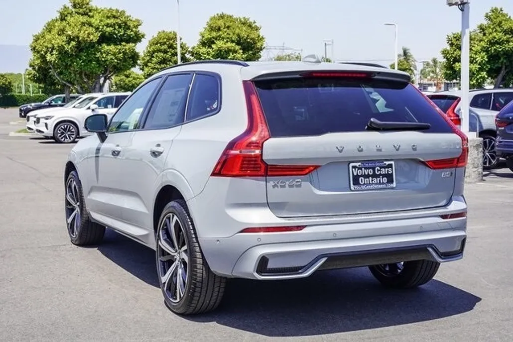2025 Volvo XC60 B5 photo 1