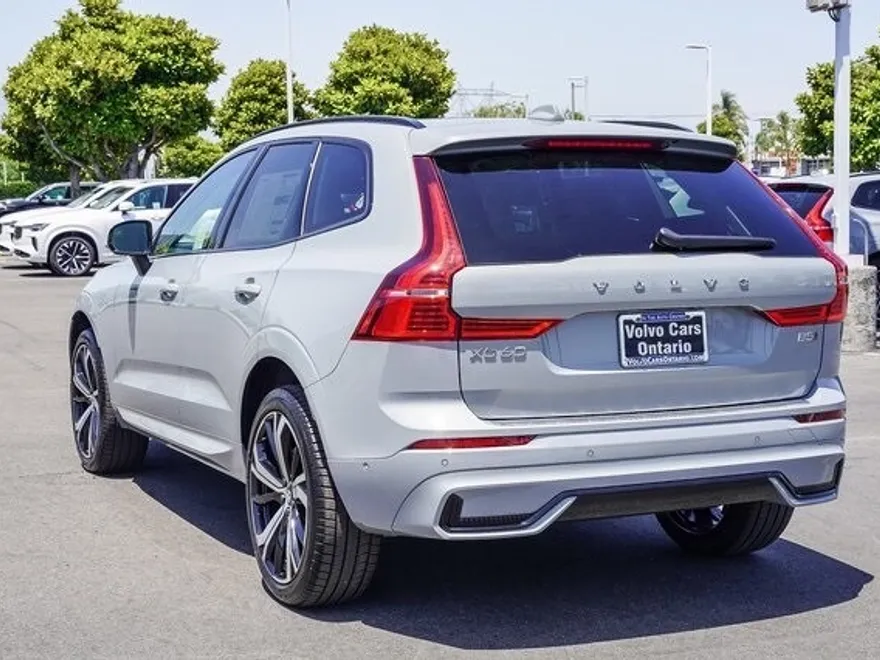 2025 Volvo XC60 B5 photo 1