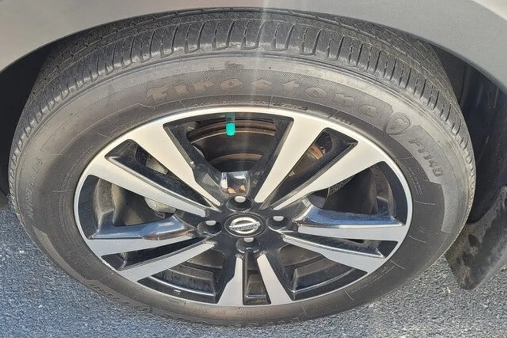 2020 Nissan Kicks SR photo 1