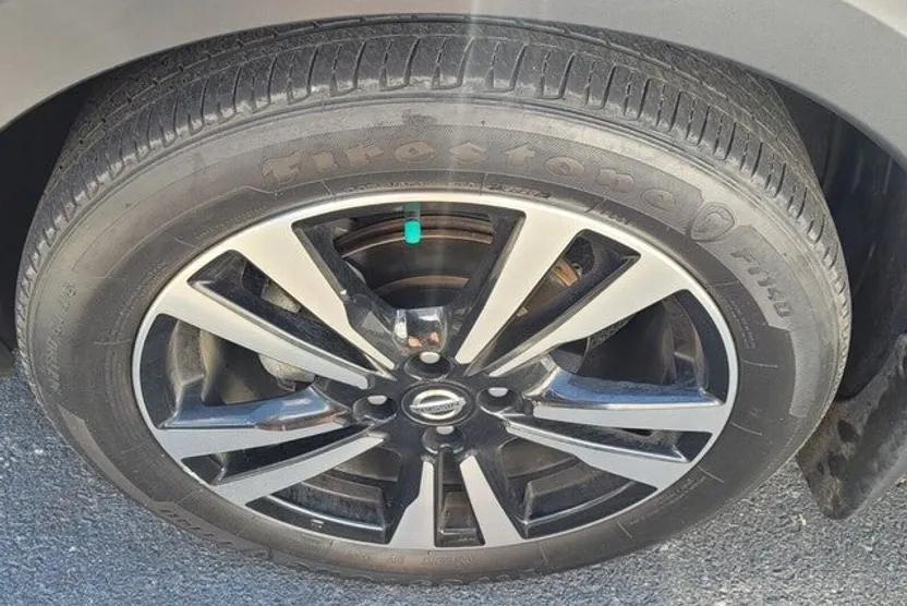 2020 Nissan Kicks SR photo 1